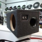 Короб под сабвуфер с трубой 10″
